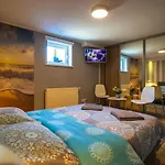 Miodowa Near By The - Orlowo Apartmán *