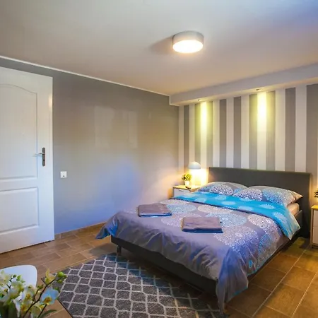 Miodowa Near By The - Orlowo Appartement