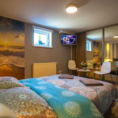 Miodowa Near By The - Orlowo Appartement *