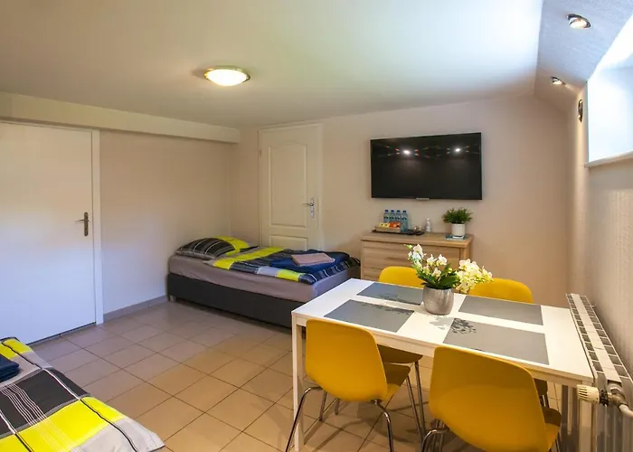 Miodowa Near By The - Orlowo Apartman