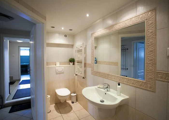 Miodowa Near By The - Orlowo Apartman