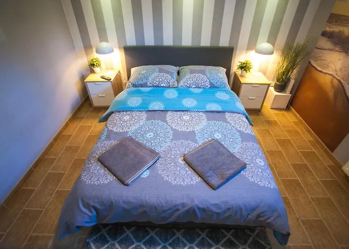 Miodowa Near By The - Orlowo Apartman